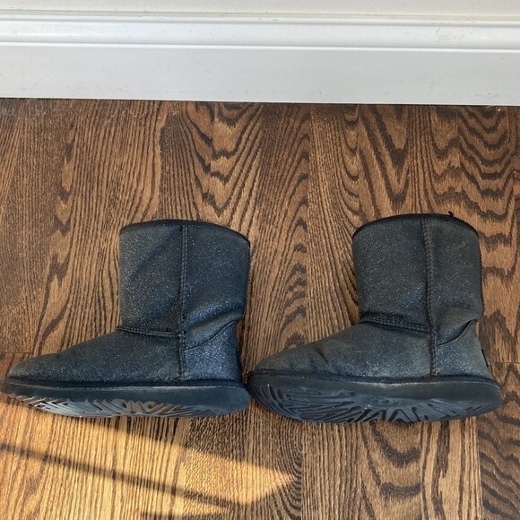 Ugg Classic Short II Glitter Kids- Black size 2. Used condition. - Picture 10 of 11